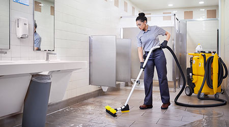 خدمة تنظيف شقق تشمل تعقيم الحمامات بشكل احترافي