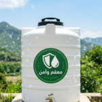 خزان مياه نظيف ومشرق مع ملصق "معقم وآمن"، مما يدل على أنه تم تعقيمه بشكل صحيح وآمن 