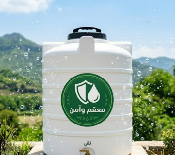 خزان مياه نظيف ومشرق مع ملصق "معقم وآمن"، مما يدل على أنه تم تعقيمه بشكل صحيح وآمن 